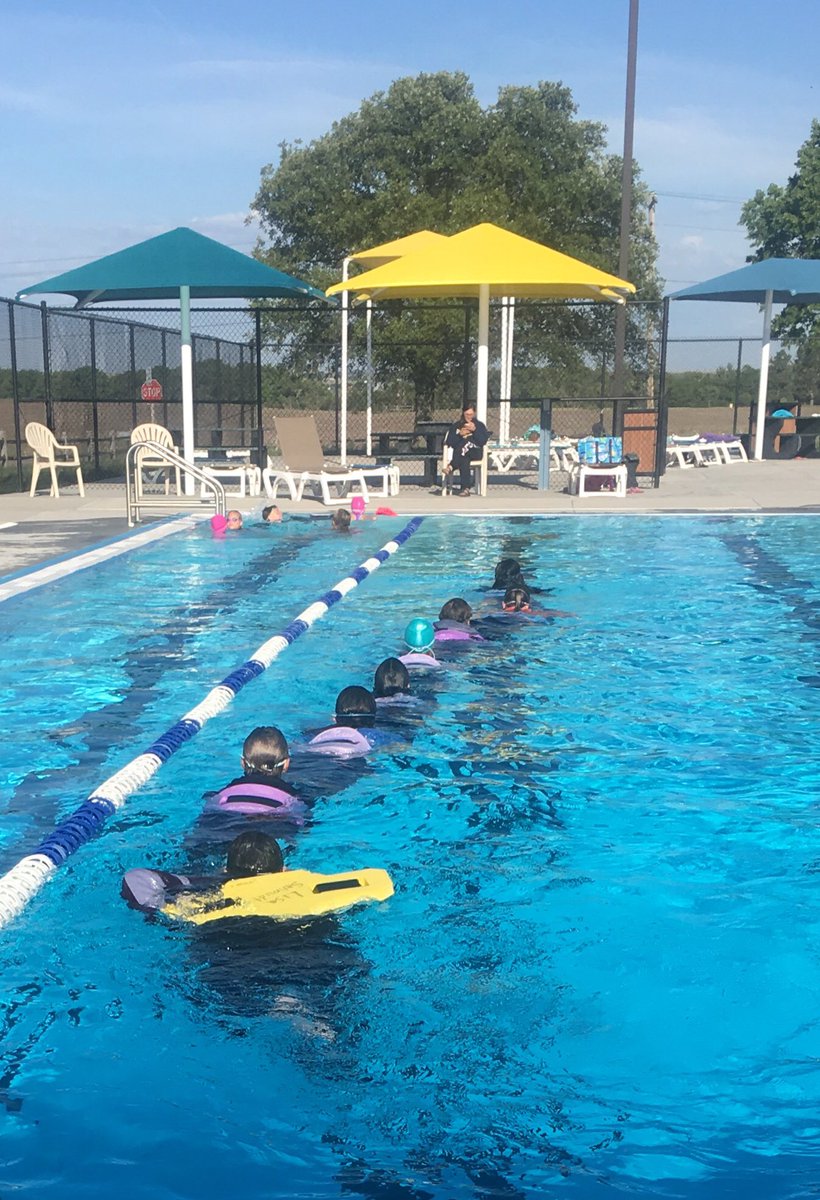 MrsYzar's tweet photo. Yes, it’s an aquatic conga line... fully clothed swimmers wearing floatation belts... pulled by @Melissaa_Conn
#thisisdifficult #piranhadragday https://t.co/2RC5zm0C6d