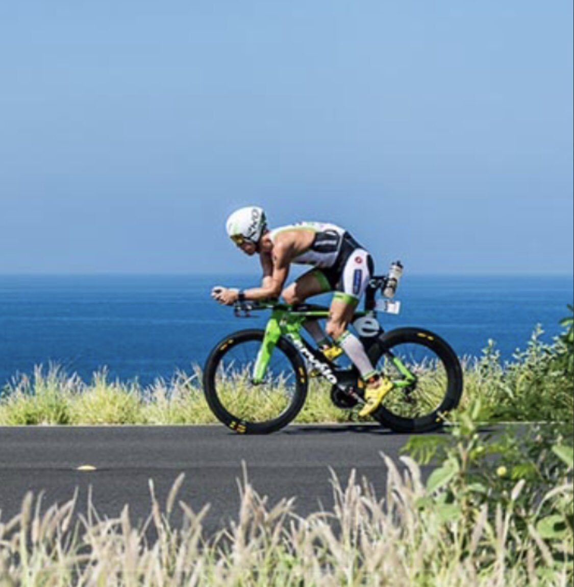 Franckchadeau's tweet photo. #ironman @ablanchard31 que se passe t il aujourd’hui sur les @lessables , d étranges cyclistes sur de drôles machines circulent un peu partout 😳...bizarre. Ça bouge sur les sables ! https://t.co/4tGHHcZvpt