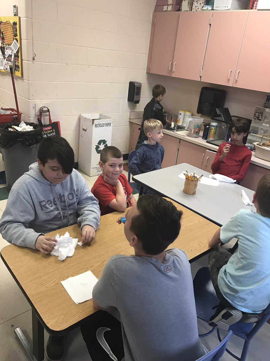 @clintoncommscho <a href="/ClintonMIEl/">Clinton Elementary</a> @EllisPrincipal <a href="/karentice2/">karen tice</a> having a little treat with our Book Buddies today. Celebrating our school year together. Love our school community!!