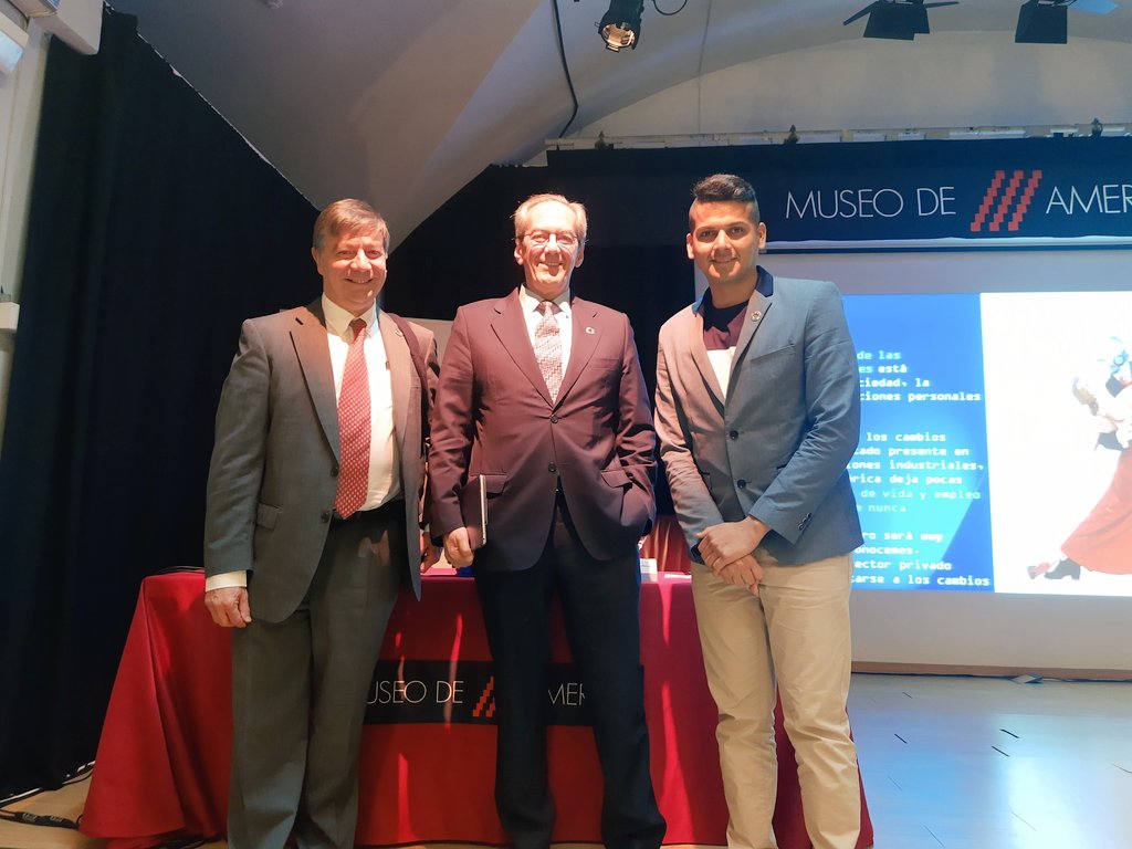 andresvinces's tweet photo. Gracias @Red_Carolina "Ser Carolino es aprendizaje" más apasionado que nunca por servir a la sociedad. Un honor compartir @JASanahuja Director #FC #BecasQueCambianVidas Consejero ejecutivo González Martínez @bbva @LaLiga https://t.co/LGQFkUrcdh