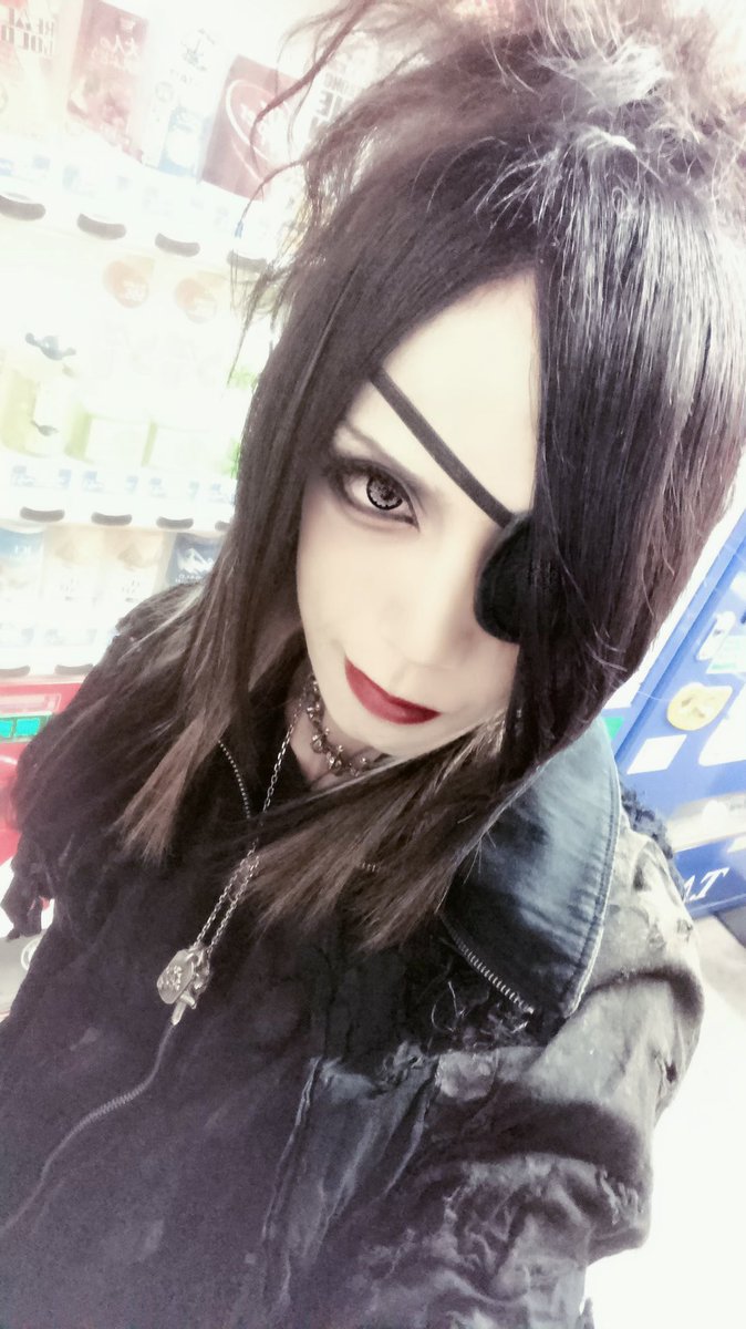 jin3official's tweet photo. HOLIDAY NEXT NAGOYA、いい声をありがとう。
滅多にないあんなトラブルもライヴの醍醐味…じゃない？俺はすごく楽しかったよ。
懐かしい仲間にもたくさん逢えた。
なかなか幸先良いツアーです。
名古屋またね。待ってろ大阪。 https://t.co/HeQenpVeL8