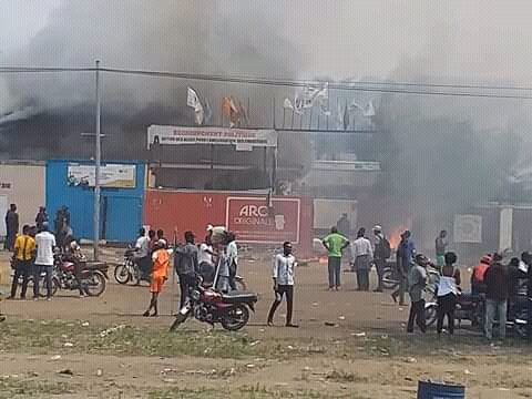 PAmbongo's tweet photo. #Incendies_des_sièges_du_Pprd_et_Arc_à_KinshasaLimeté : les dirigeants de l'#Udps doivent prendre des mesures urgentes face à cette situation et appeler ses militants à la retenue faute de quoi ça sera le pire. @kabund_jmkkrock @auguyka70 @fatshi13 @J_SHABANI_Lukoo @kazadi_peter https://t.co/ctVX2LcQTF