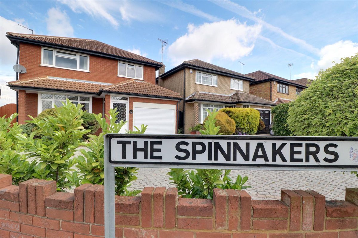 This three/four bedroom detached home in the sought after South Benfleet area will make a fantastic family home. flinklp.haart.co.uk/ForSaleV5/?pro…
