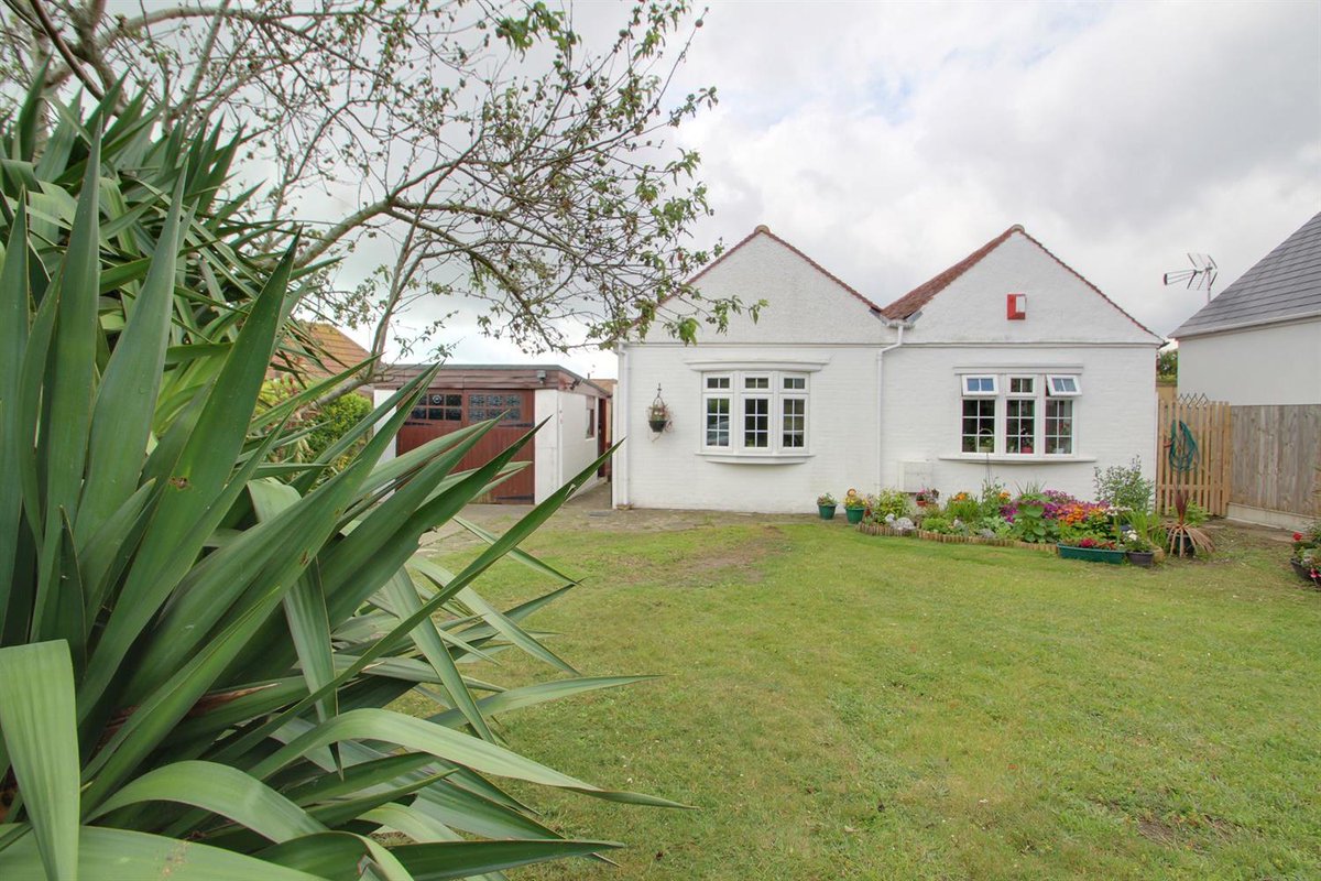 Located moments from the sea front and local shops with off street parking with three bedrooms. flinklp.haart.co.uk/ForSaleV5/?pro…