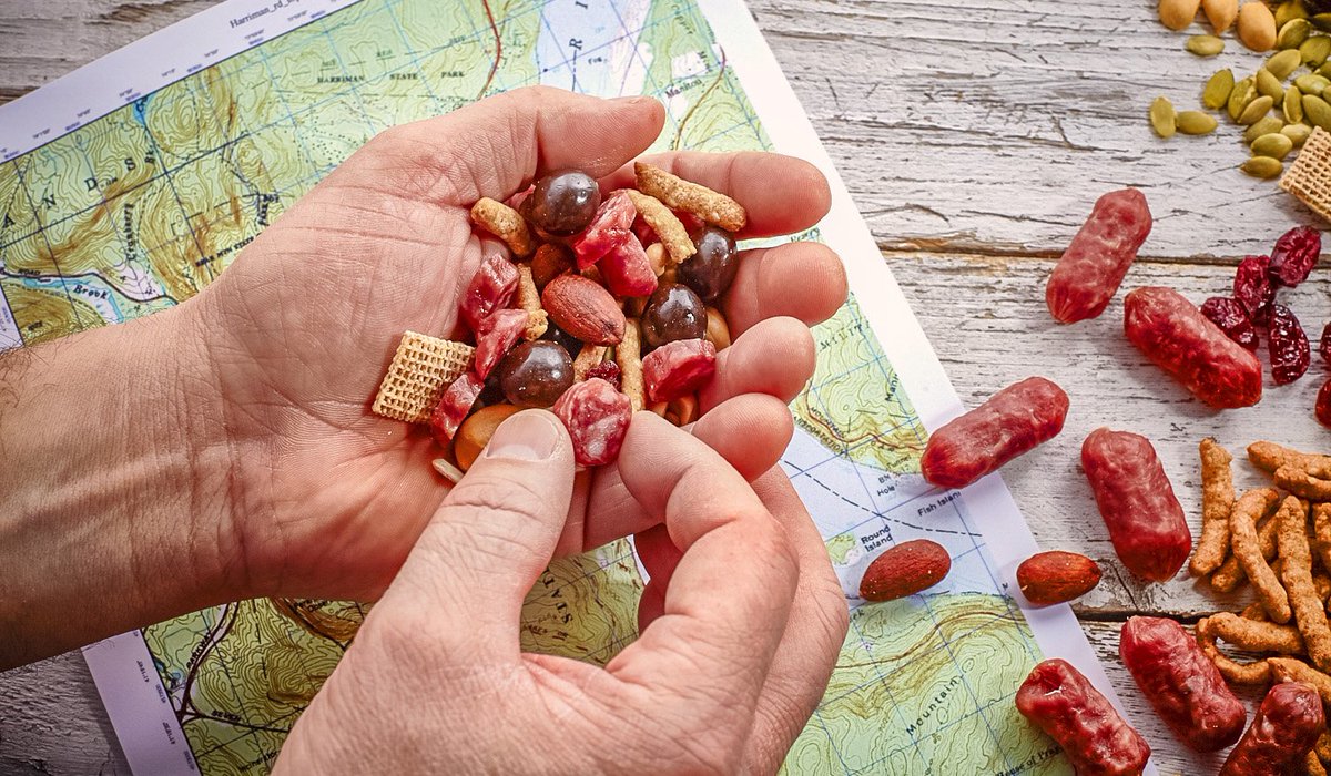 fratelliberetta's tweet photo. #SnackPlan Pick up some #Salaminis , something sweet, something nutty, and something crunchy and toss together in a bag for a flavor-packed snack on-the-go. #Snack #EasySnack #MeatEater #OnTheGo #Nuts #FratelliBerettaUSA https://t.co/HJuB2dDfoF