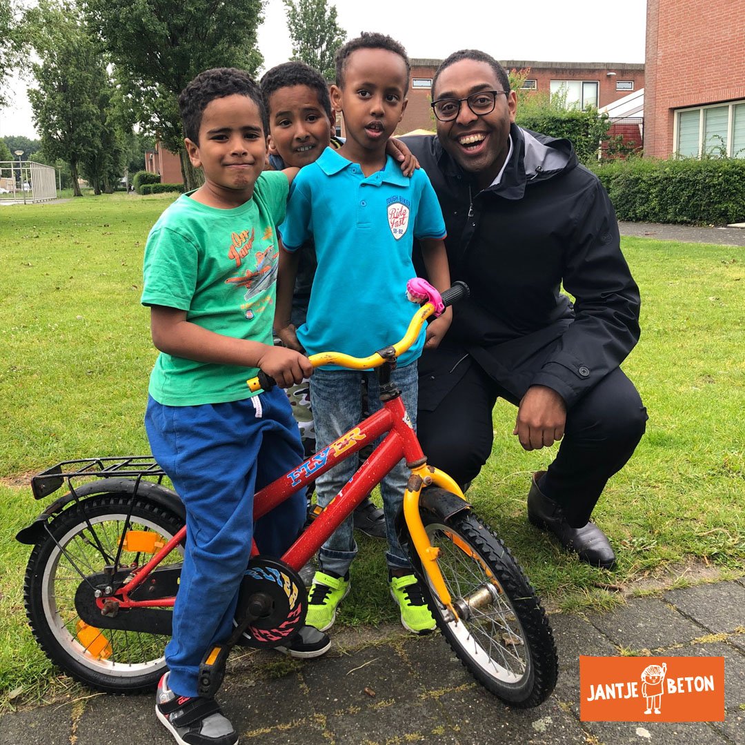 JantjeBeton_nl's tweet image. Door de regen besloten meerdere organisaties in het land de #Buitenspeeldag te annuleren. Gelukkig ging het grootste deel van de activiteiten gewoon door 😃. Tot volgend jaar!