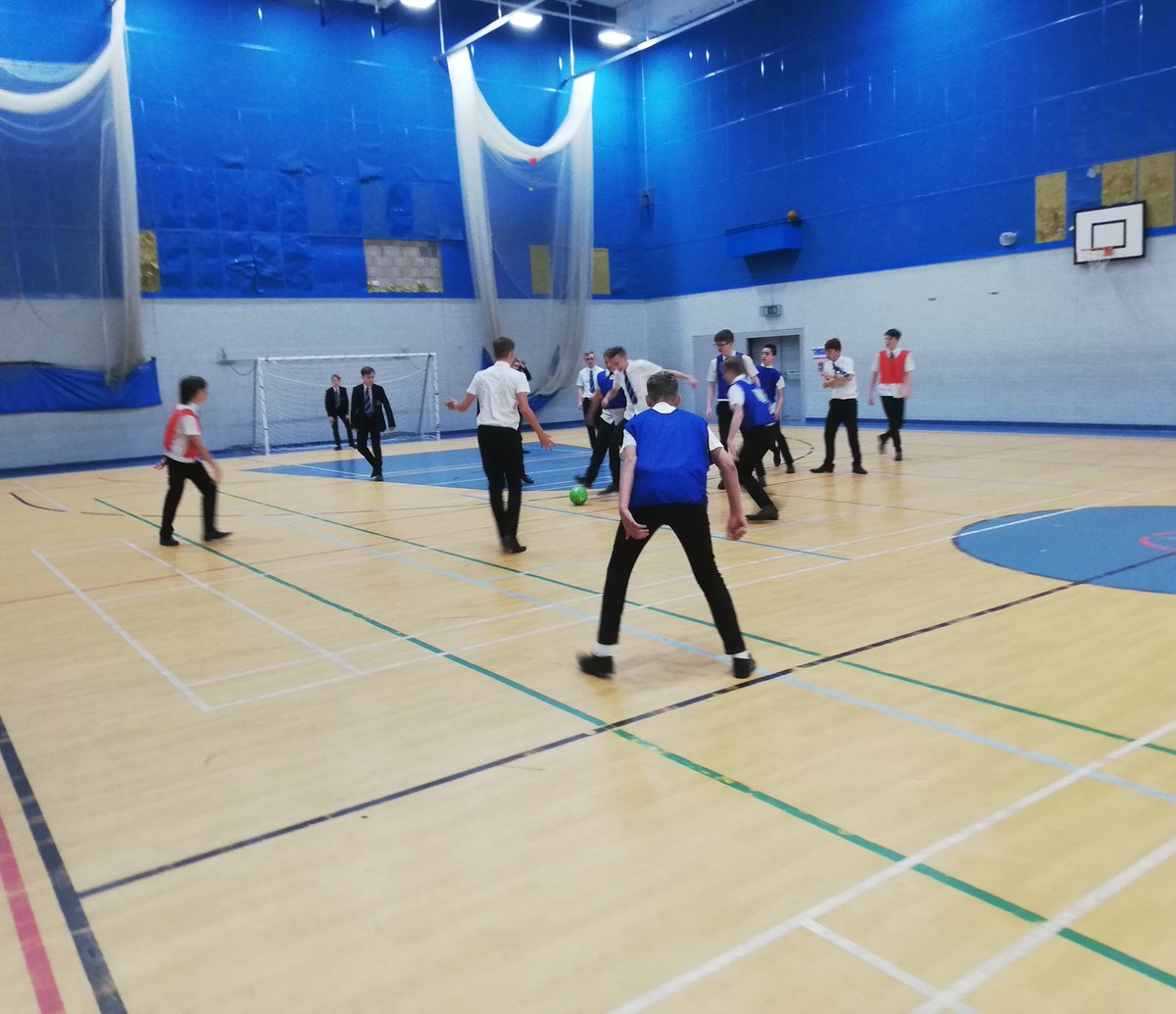 ALSportDev_GP's tweet photo. Our weekly lunchtime football sessions at @ALC_SECONDARY have been very popular with pupils!  Our Wednesday year 9/10 session and Thursday year 7/8 session are both well attended. Great to see many pupils engaging in the programmes 😃⚽👍 https://t.co/wuEWRh643r