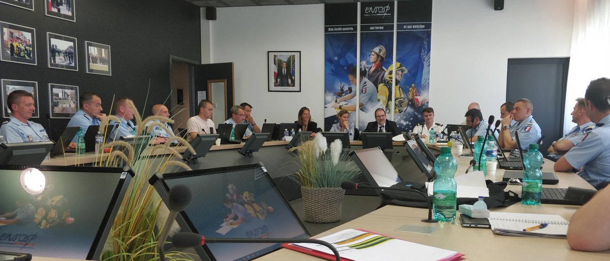 ENSOSP's tweet photo. [FORMATIONS SUPÉRIEURES] Fin de 3 semaines ciblées #GestionCrise pour les #ElevesColonels @ENSOSP. Tables rondes, exercices #simulation, partages d’expériences sur préparation, management des situations de crise, international, #MPCU, #ComCrise. https://t.co/jdmiPcmZLu