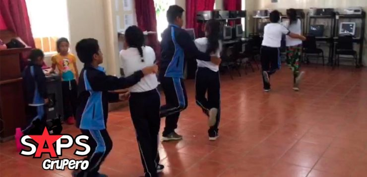 SAPSGrupero's tweet photo. La cumbia 🥁 ayuda a maestro a dar su clase y se viraliza ➡️https://t.co/2z0JhCAm3h https://t.co/s27V8A7Pf9