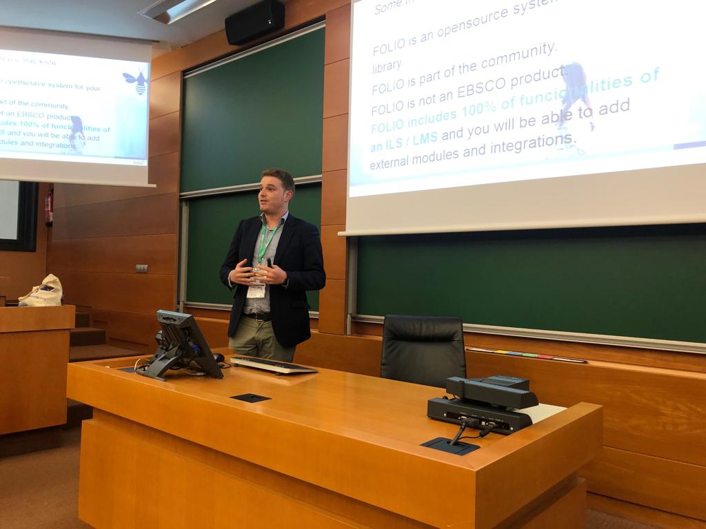 EBSCO_Espanol's tweet photo. Estamos en Barcelona, participando de la @ebslg2019 y  dónde Pedro Fernandez-Galiano @FdezGaliano  ha presentado los avances del proyecto #FOLIO 🐝.
¿Quieres saber más? Participa en https://t.co/zz0pQMz8Ze

#EBSLG2019 #ElFuturoDeLasBibliotecasEsAbierto https://t.co/wLqRuUv3v8