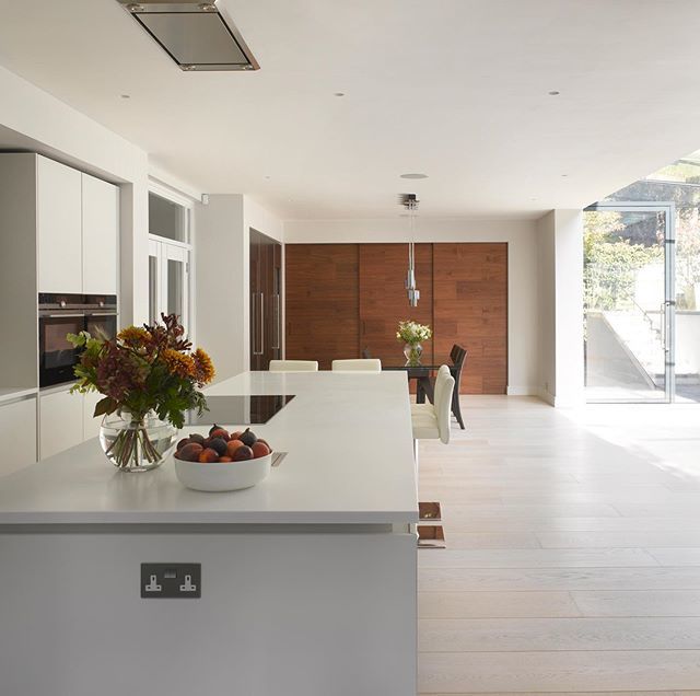roundhouse_dsgn's tweet image. A bright white Urbo kitchen in a huge light filled space has further interest injected through the book-matched Walnut veneer cabinets at one end and Patinated Bronze to the side. #roundhousedesign #kitchenmaterials #kitchenmaterial #roundhouse #interior… bit.ly/2WHI03F