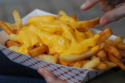 elcosodelapizza's tweet photo. Apreciemos a las papas con cheddar https://t.co/HhjzIwkcds