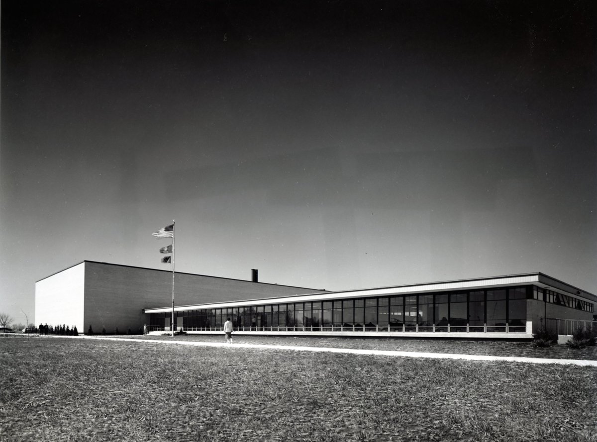 MFernandaJaua's tweet photo. Dos escuelas de Caudill, Rowlett &amp; Scott #JuevesDeArquitectura 
1 y 2 Norman High School, Norman, Oklahoma 1954
3 Odem Elementary School, Odem, Texas, 1955 https://t.co/Z3MdV75puv