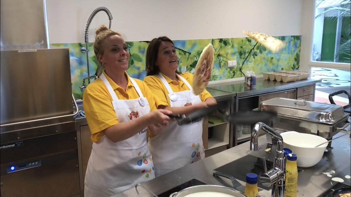 Aquaaid_Arends's tweet photo. Cooking pancakes @villapardoes, a holiday home for kids with special care. #helpingwithhands https://t.co/0yDsQVwc8k