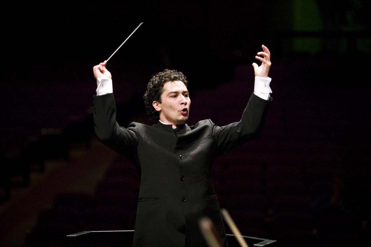 Pia_Barragan's tweet photo. ¿Qué novedades le puede aportar un colombiano a la reconocida 9a Sinfonía de Beethoven? Descúbranlo en el concierto de San Silvestre, de la Orquesta Sinfónica de Viena, bajo la dirección de #AndrésOrozcoEstrada y que se verá en cines el 22 y 23 de junio, en 11 ciudades del país. https://t.co/6LfhDl69TF
