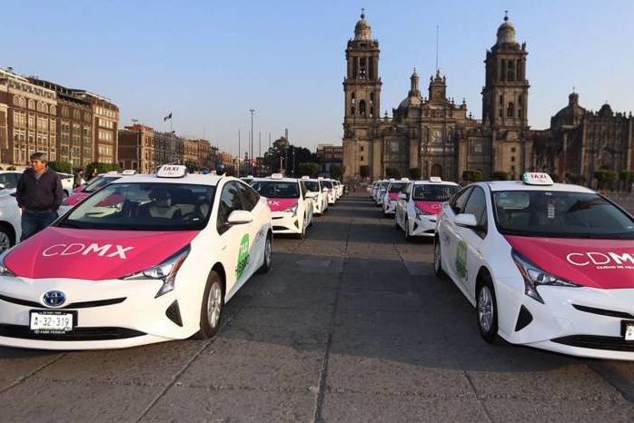 XatakaLATAM's tweet photo. Gobierno dará a taxistas recursos de los impuestos de Uber, Cabify y DiDi para que renueven sus unidades https://t.co/LW7AmtDLCB https://t.co/siUJKA8aK6