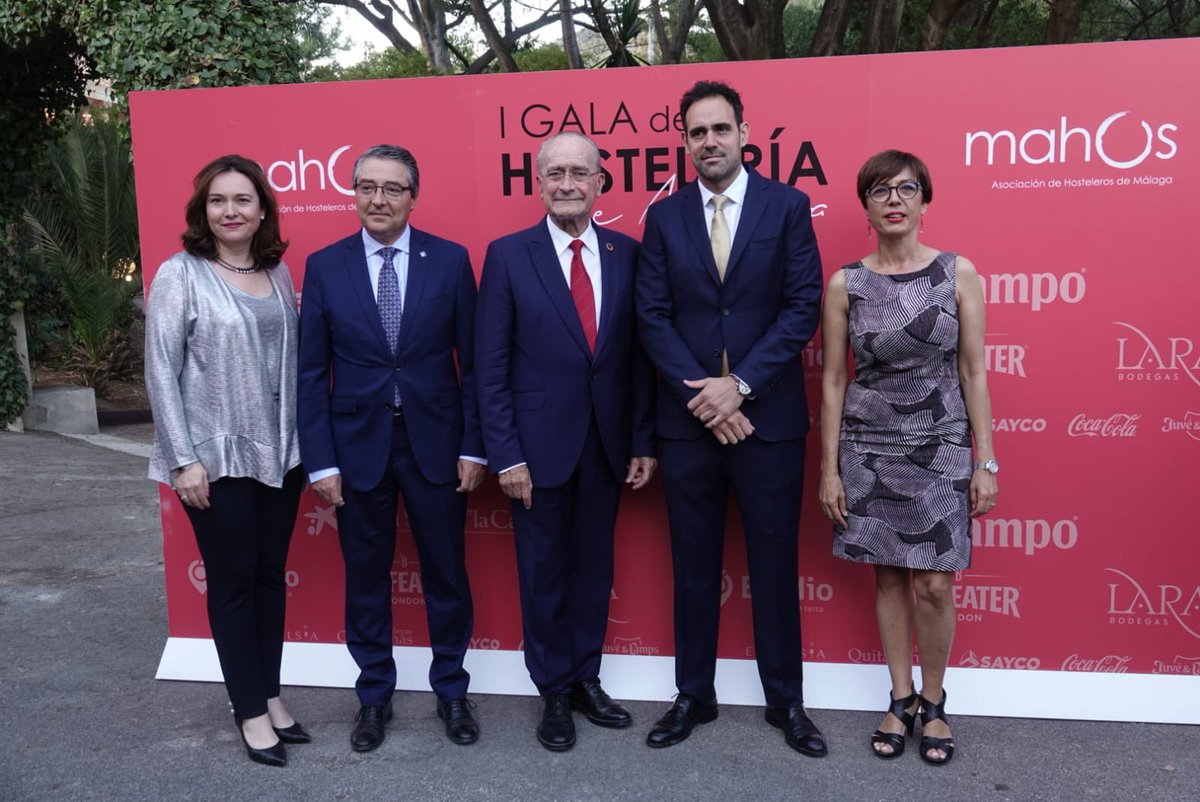 El alcalde, <a href="/pacodelatorrep/">Paco de la Torre</a>, acompañado de la concejala del Área de #EconomíaProductiva, <a href="/marmartinrojo/">María del Mar Martín</a>, asiste a la I Gala de la Hostelería de #Málaga, organizada por <a href="/MahosMlg/">MAHOS Málaga</a> en <a href="/HaciendaNadales/">Hacienda Nadales</a>