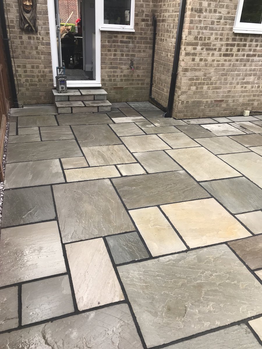 BuckinghamsLand's tweet image. We’ve been busy and it’s time to share it with everyone. Grey Indian sandstone patio completed with step facias and jet black pointing. Lots more projects to come #hardlandscaping #patio #gardendesign #easy-joint #landscaping #indiansandstone
