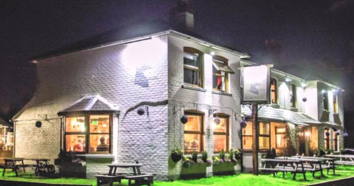 FoxAtPeasemore's tweet photo. There's nothing quite like the tempting glow of a country pub in the evening... 

So, what are you waiting for, come on in and join us?  

#CountryPub #TheFoxAtPeasemore #PlacesToEatNewbury #NewburyPubs #Peasemore #Glow #NightTime #Cosy https://t.co/0Kf5dleD3f