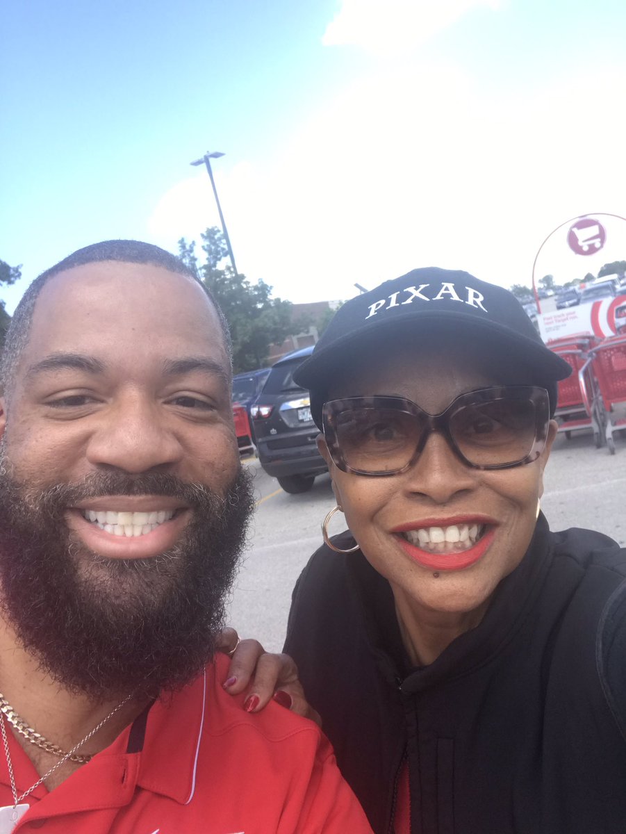 Today I had the pleasure of meeting an amazing woman, one of the greats of St. Louis in person and she is just as funny in person as on tv. Thanks for shopping here at the Florissant Target. <a href="/JeniferLewis/">Jenifer Lewis</a> I hope that luggage works better than your last ❤️
