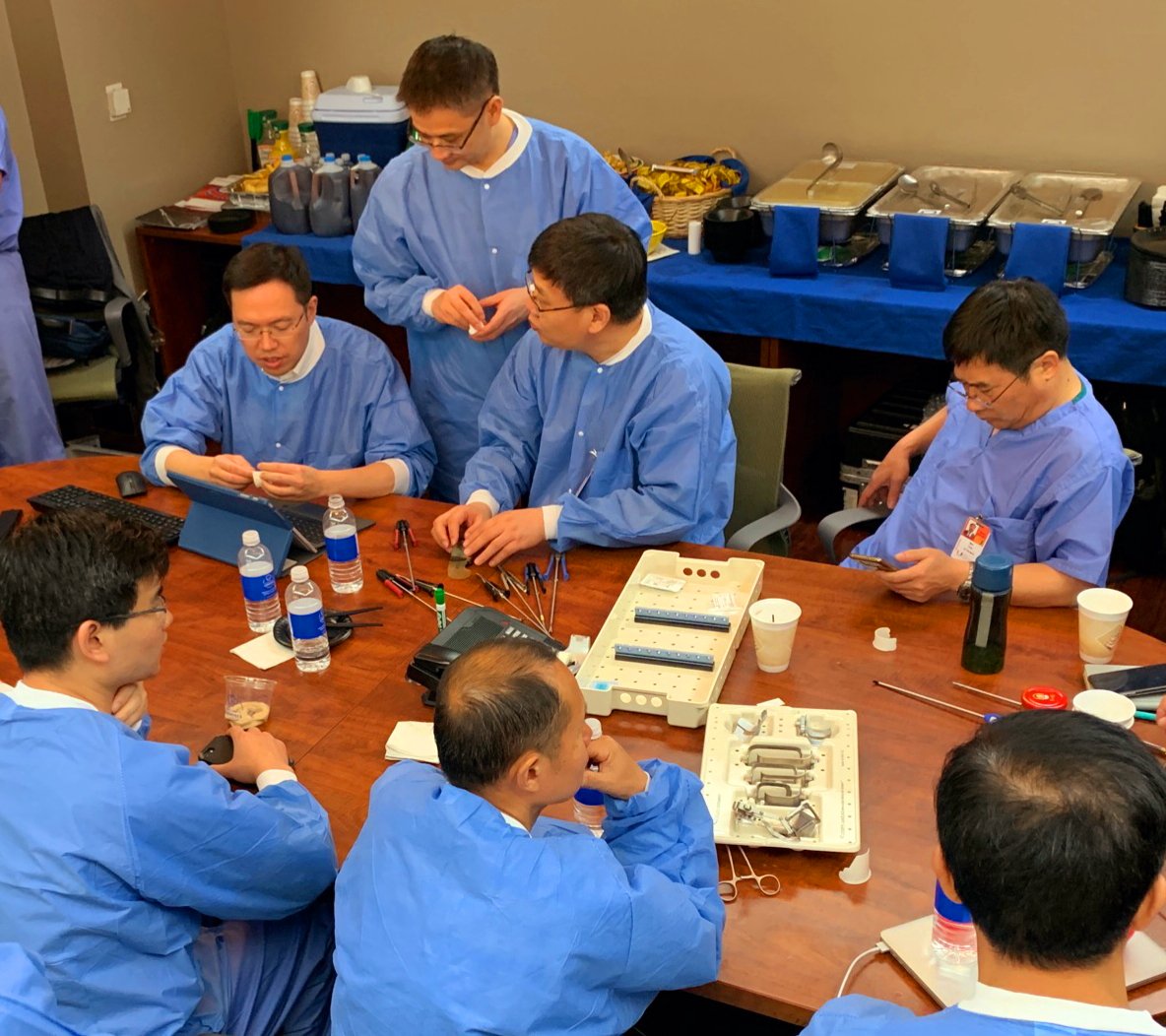 JosephLamelas's tweet photo. Hosted ten cardiac surgeons from China @UMiamiHealth who viewed #MiniAVR #CABG & #MitralValve surgeries to learn minimally invasive techniques and learned to use specialized surgical tools to facilitate access to the heart. #cardiacsurgery #MiamiMethod https://t.co/n99Tj6asdS