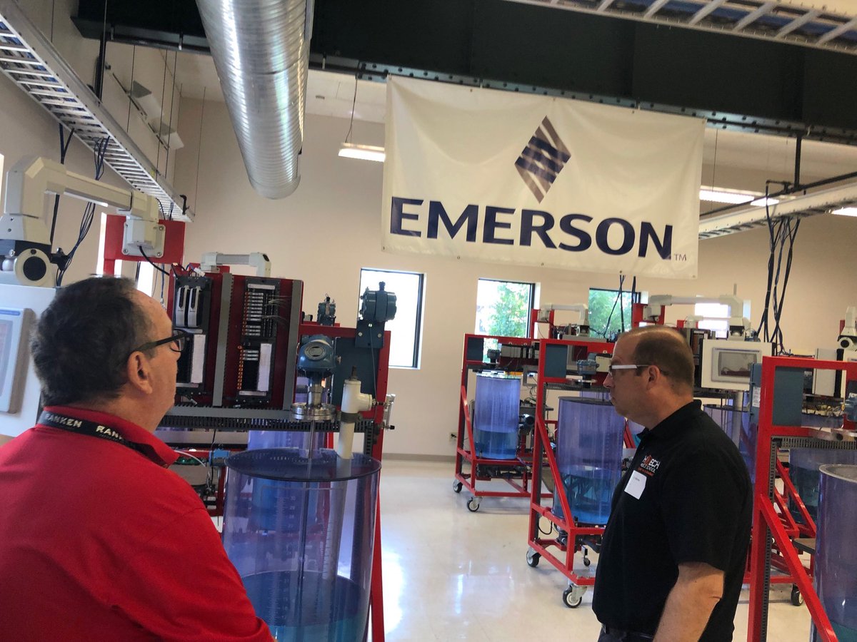 RSDlearning's tweet image. Dr. Kilbride tours Ranken Tech. investigating oppoutunites for Ritenour students. #ritenourexcellence