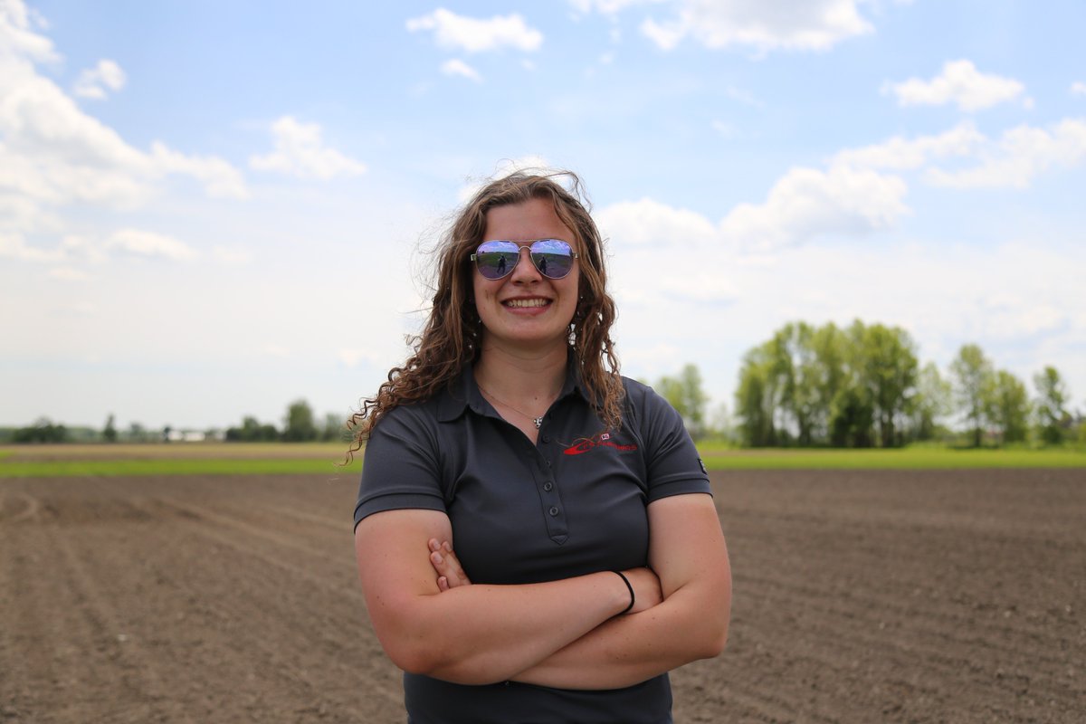 Central_ON_FS's tweet photo. We had the pleasure of enlisting the help of northern territory summer student Caitlyn K at the Bringing You What's Next In Your Field plot in Elmvale yesterday. We can't wait to see how your food bank donation squash yield! #BYWN19 #BringingYouWhatsNext #FSPinthefield #FSproud https://t.co/fN2BnIin2b