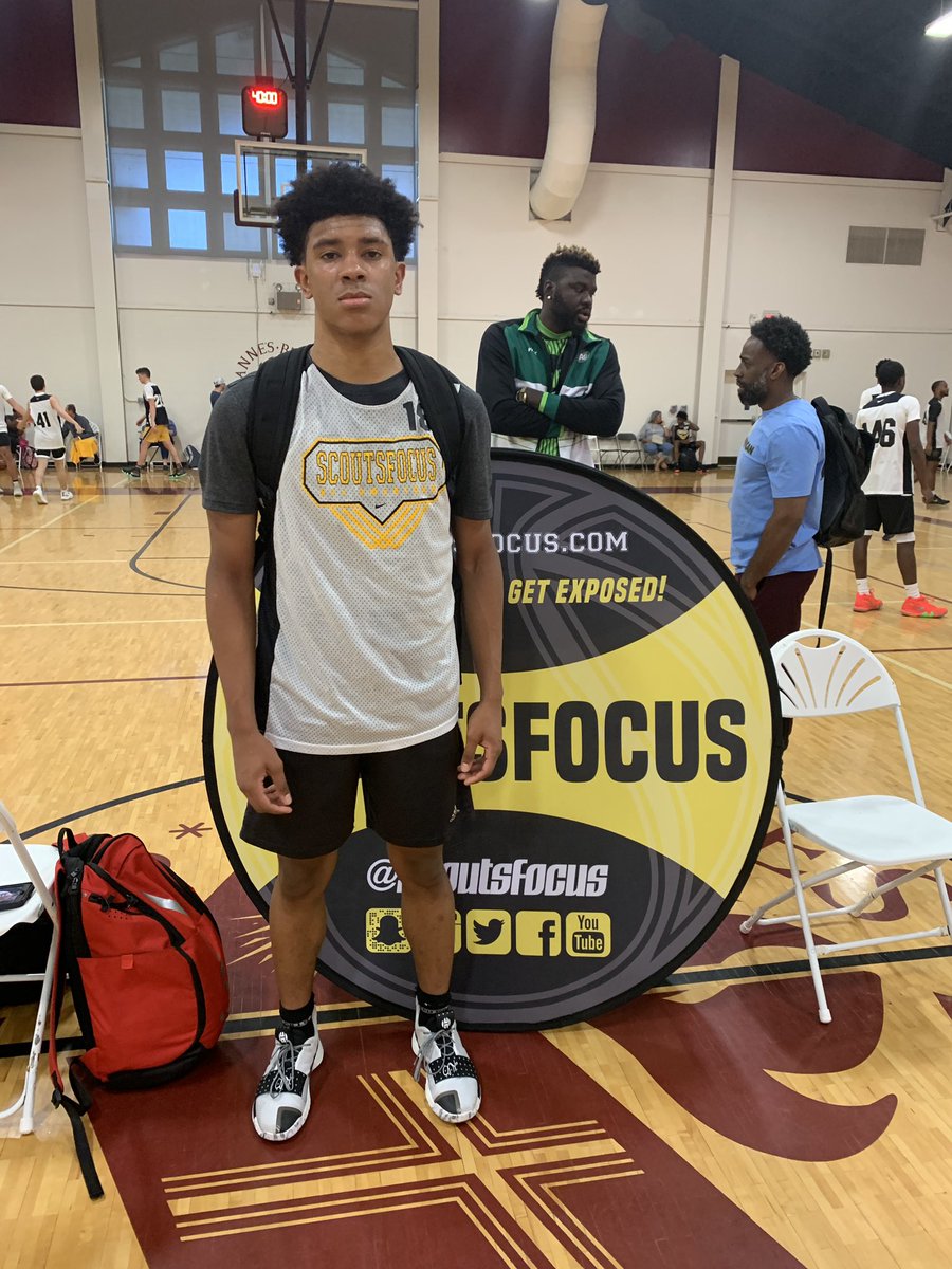 ScoutsFocusNC's tweet photo. Mike Gray of Blue Ridge School (VA) made some very good plays for Team 3, utilizing his athleticism and creative ball handling to get to the paint. Big time 2021 recruit. https://t.co/APdoZprc4c