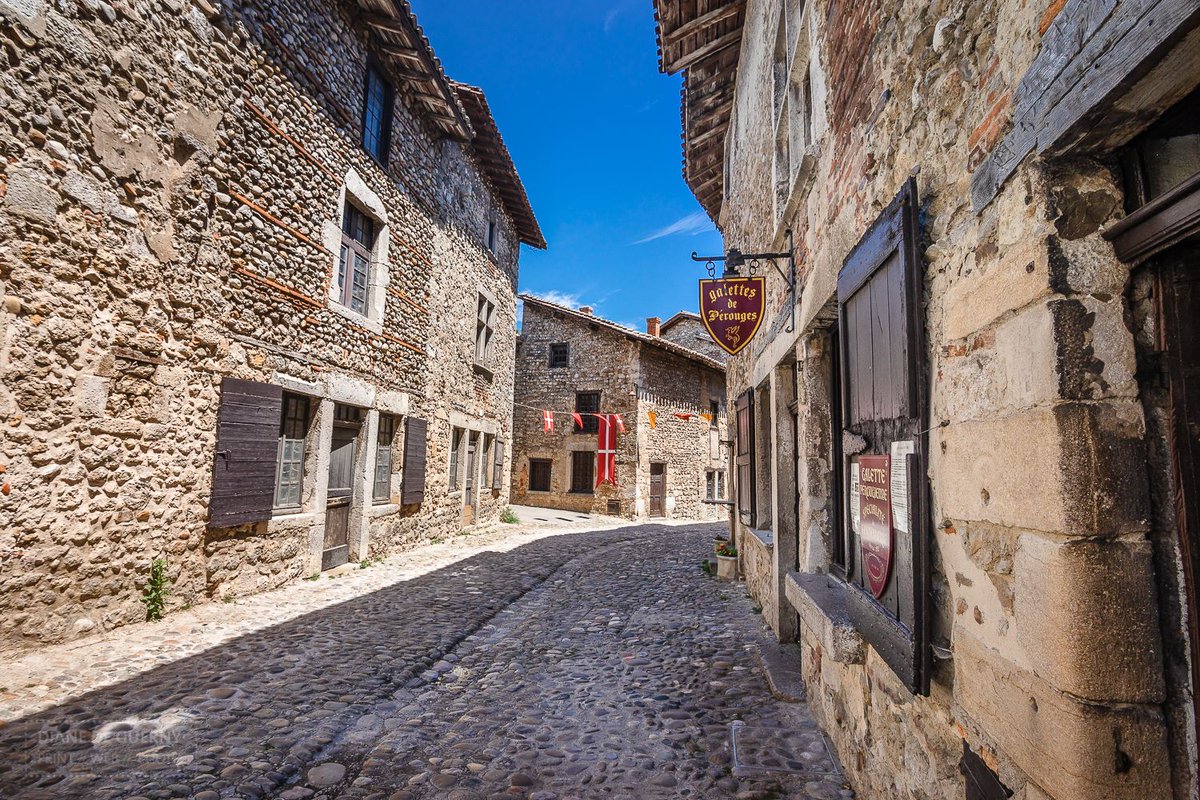 dianedeguerny's tweet photo. Et dire que toutes les ruelles de #Pérouges ont ce charme là... petit village, mais belle ambiance !
#Ain #patrimoine #france #village #photographie #vieillespierres #paysage https://t.co/waMGIsz1Su