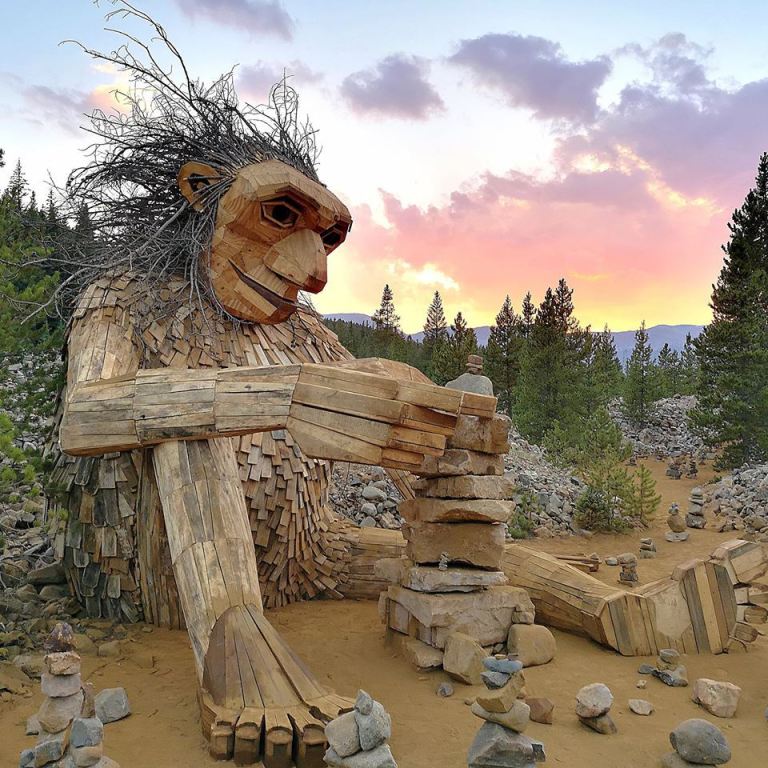 Danish artist Thomas Dambo spent the last 3 years building giants in the backwoods outside Copenhagen using only discarded wood. The sculptures also support local wildlife. One giant has more than 24 birdhouses within its structure.
#art #nature #trees #travel #hiking #upcycle