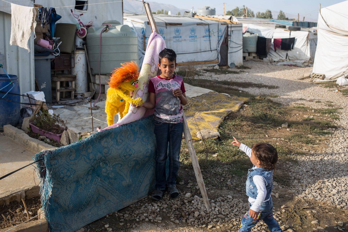 セサミストリート公式 Sur Twitter 子どもたちには良い教育を受けてほしい 良い人生を歩んでほしい そして 私が経験したことを 経験しないでほしい ー 難民キャンプにいる母親 セサミストリートは 国際救済委員会とともに シリア難民の子ども達へ良質な