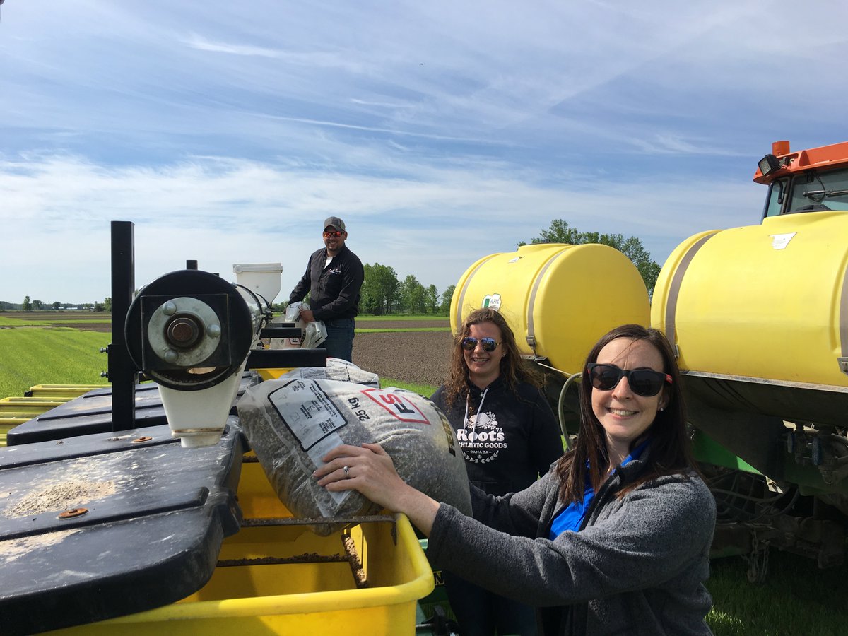 Central_ON_FS's tweet photo. We had the pleasure of enlisting the help of northern territory summer student Caitlyn K at the Bringing You What's Next In Your Field plot in Elmvale yesterday. We can't wait to see how your food bank donation squash yield! #BYWN19 #BringingYouWhatsNext #FSPinthefield #FSproud https://t.co/fN2BnIin2b