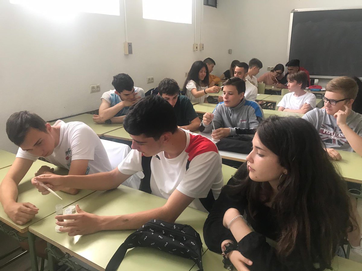 Hoy en las actividades de ampliación los <a href="/CardenalCisnero/">IESCardenalCisneros</a> “Jugando con la química “ en colaboración con la <a href="/UAHes/">Universidad Alcalá</a> y el Departamento de Física y Química