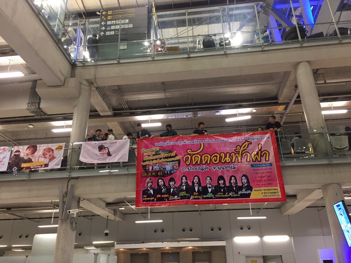 misayeon's tweet photo. Every year that TWICE visits Thailand Onces always prepare so many banners and decorate parts of the airport to welcome them haha, the dedication and support is always amazing 👏🏻 https://t.co/dogmspSTdu