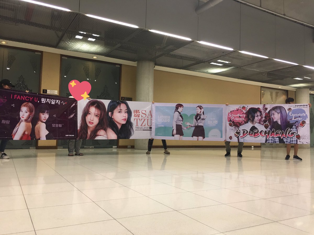 misayeon's tweet photo. Every year that TWICE visits Thailand Onces always prepare so many banners and decorate parts of the airport to welcome them haha, the dedication and support is always amazing 👏🏻 https://t.co/dogmspSTdu