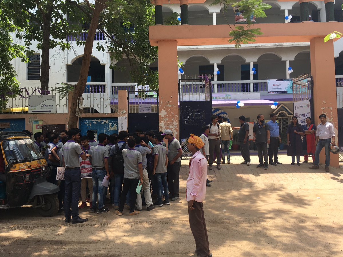 jeevikaskilla's tweet photo. Jeevika Skills Team organised a placement drive to our DDUGKY graduated candidates. 586 Candidates from different PIA participated in event and around 433 candidates got selected in different companies like Godrej, PayTM, Flipkart, Minda . Jeevika congrates to all selected folk. https://t.co/qBfEzpJqJs