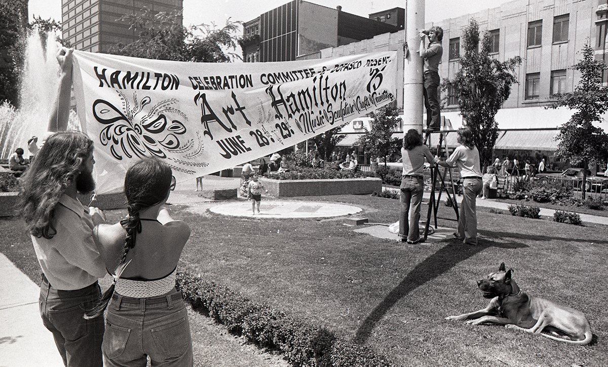 HamiltonLibrary's tweet photo. In honour of tomorrow night's Art Crawl and #HamOntArtsWeek, we're sharing this photo from the June 1975 Art Festival in Gore Park! So get your art on! Or if you prefer to research art in #HamOnt instead, stop by https://t.co/lMFvRzIVA2 and search the #HPLarchives https://t.co/pBw6Fbqrrw