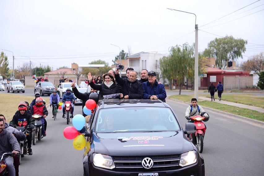Una caravana de autos espectacular junto a la gente de Villa Mercedes.