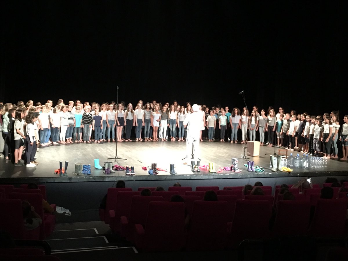 yvdebien's tweet photo. #Chorale les #élèves des écoles et du collège chantent ensemble au #Metullum @VilledeMelle @DSDEN79 @DeuxSevres https://t.co/HdWrvnuiW7