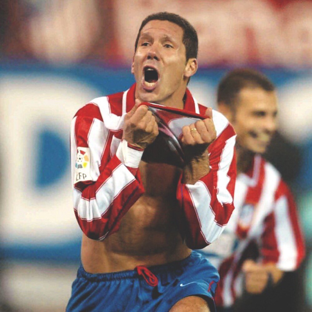 Simeone's tweet photo. 25 años de mi primera vez en el Atlético de Madrid. Una gran alegría y una enorme responsabilidad ser parte de tu historia @Atleti https://t.co/fEWyO4D0ah