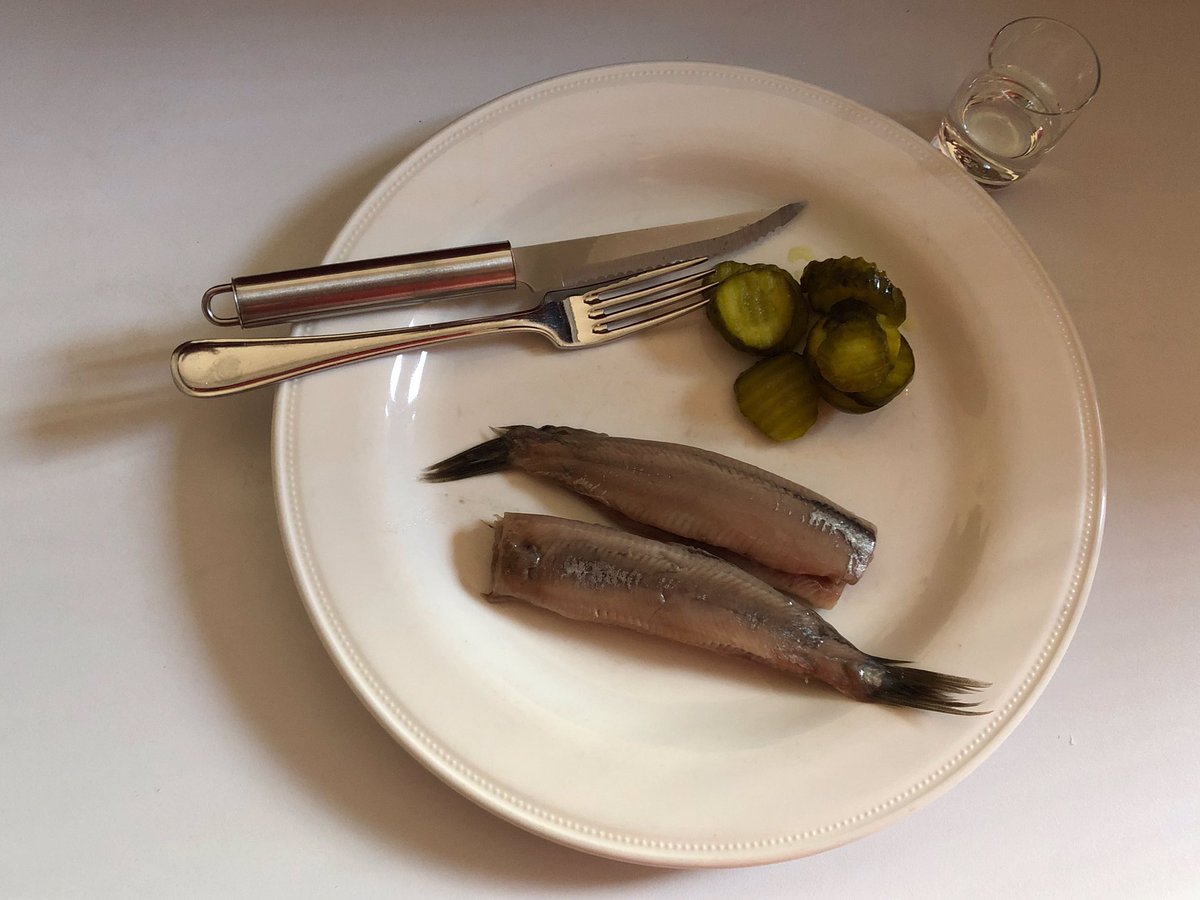 MonicaKeyzer's tweet photo. De eerste nieuwe haringen 🐟🐟 met 🍶saké. #romig.
Heel laten, en ik laat m’n haring niet verpesten door ui.@Tijgerendevis https://t.co/P2eGuob3Nx