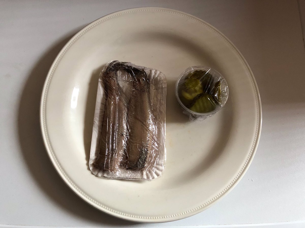 MonicaKeyzer's tweet photo. De eerste nieuwe haringen 🐟🐟 met 🍶saké. #romig.
Heel laten, en ik laat m’n haring niet verpesten door ui.@Tijgerendevis https://t.co/P2eGuob3Nx