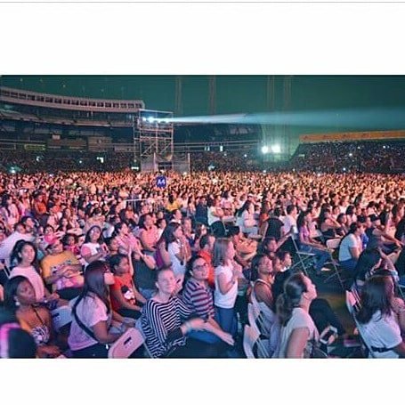 Hoy se cumplen 4 años de #ViolettaLive en Dominicana una noche totalmente mágica❤ a casa llena en el #EstadioQuisqueya y solo queremos agregar que te esperamos con mucho entusiamo y amor con #QuieroVolverTOUR @tinistoessel 🙈 @UMUSICA @marianaluciamuz @alestoeessel 🙏🏼🙏🏼🙏🏼