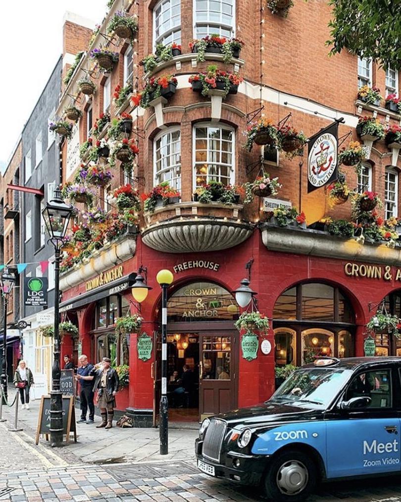 7DialsLondon's tweet photo. A traditional British pub serving continental lagers🍻#TheCrownandAnchor is the best place to grab a drink this Thursday evening🙌🏻 Find them at 22 #NealStreet 📍 https://t.co/uXczZvaGb6