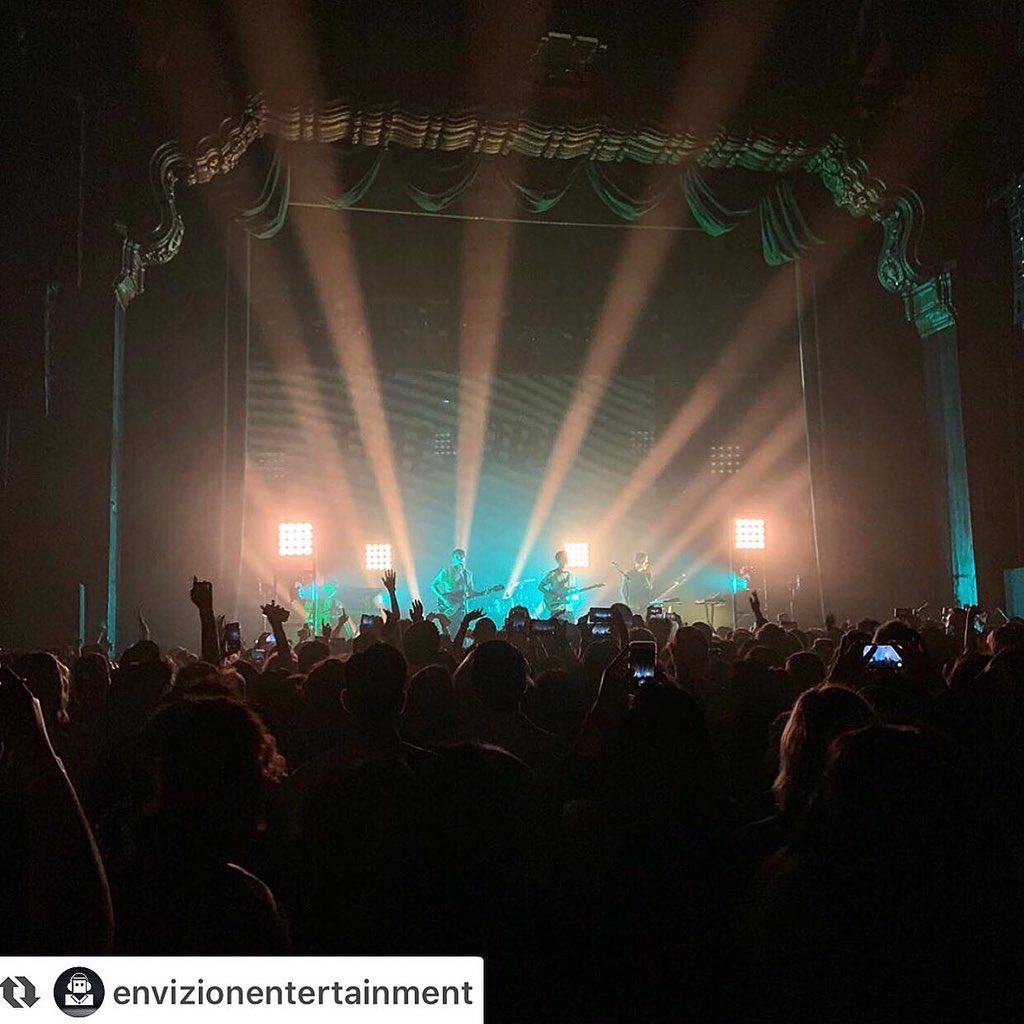 TheRobeWay's tweet photo. A #TourShotThursday in Los Angeles at the @FondaTheatre with the #Wallows “Nothing Happens” tour and the #lightingdesign created by Julien Reux working with touring LD Landon Fleisch &amp; using a rig with @Robelighting #LEDBeam 150 luminaires supplied by #EnvizionEntertainment. https://t.co/pRDRRVs9jh