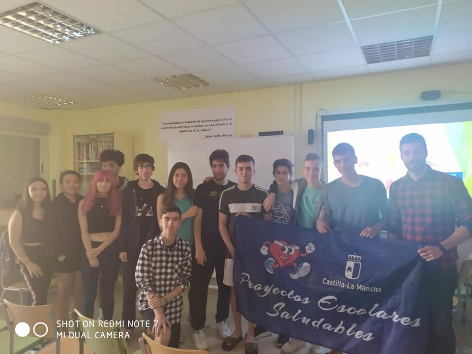 IES_LAS_SALINAS's tweet photo. Como nuestro centro ha sido seleccionado como #centrosaludable gracias al proyecto presentado por el departamento de Educación Física fomentamos los hábitos nutricionales con un experto en la materia. https://t.co/I4fpuyIh5S