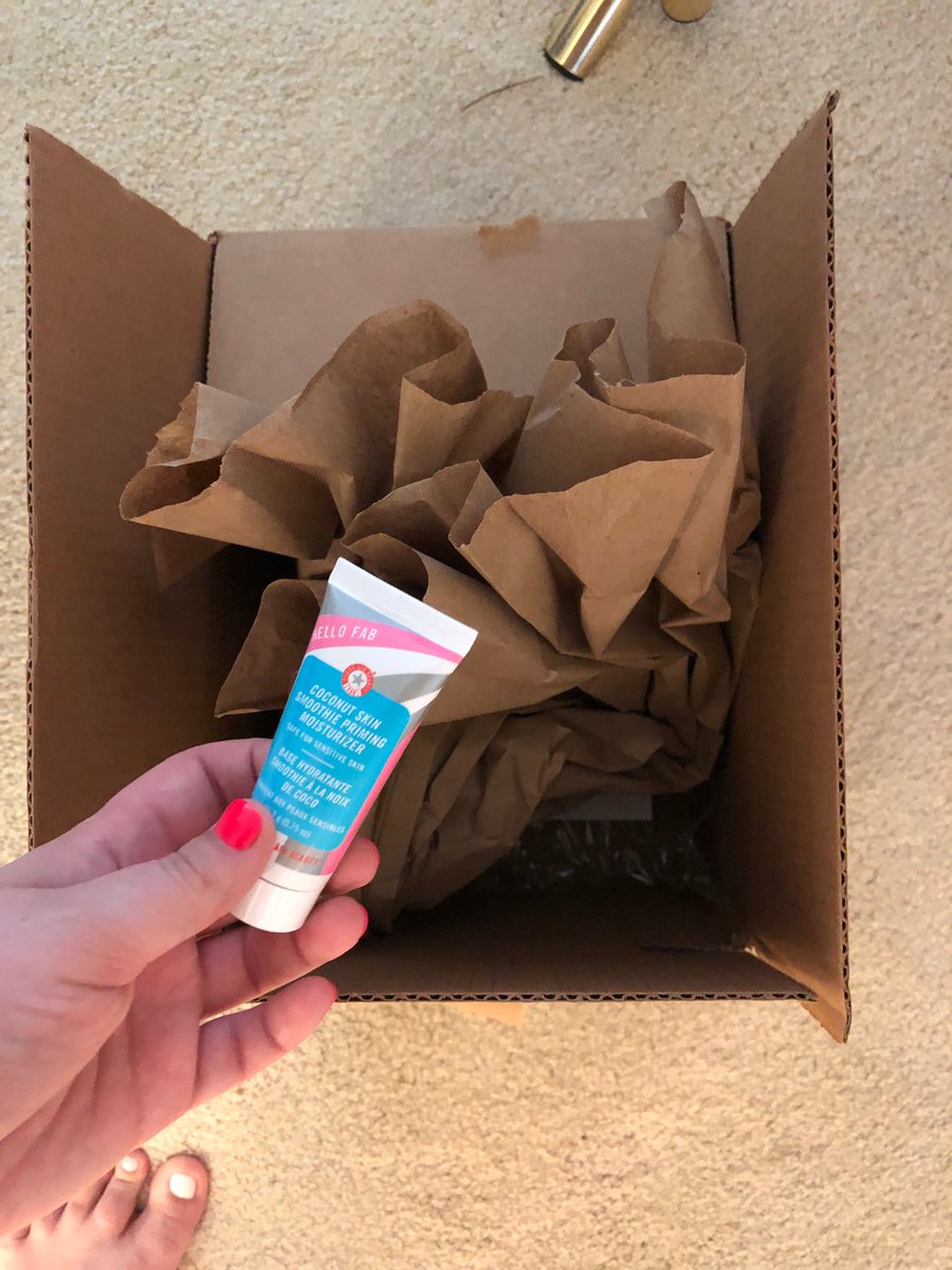 the_only_LWeis's tweet photo. @Sephora this big of a box and this much paper just for this?? We all belong to something beautiful— this EARTH. Please improve your packaging to something sustainable. We’re trying to save the planet here. https://t.co/w8wiaxyij3