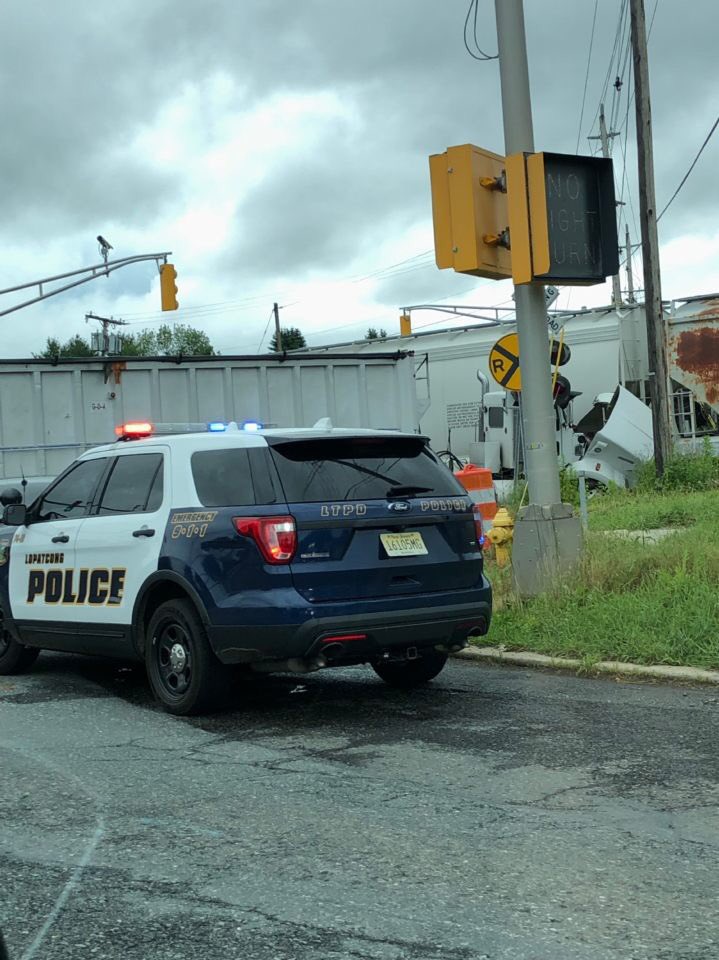 JayEdwardsWrnj's tweet photo. #RNJNEWS #BREAKING LOPATCONG TOWNSHIP, NJ (Warren County) - Emergency crews are on scene of tractor-trailer, train collision on Strykers Rd and Route 57. https://t.co/zDAgewHA1Q