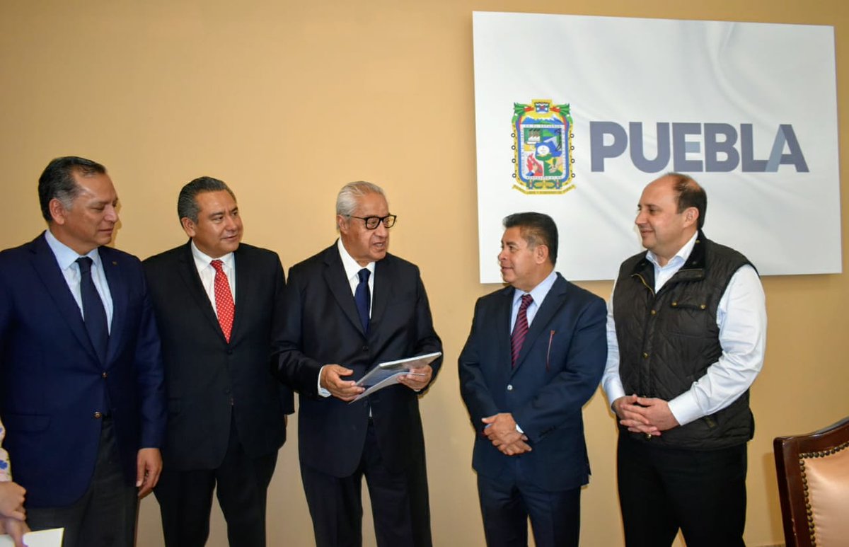 LideresPuebla1's tweet photo. #ExcelenteMartes
Con la Reforma del 8 transitorio a la Ley del @Infonavit se beneficia a más 2 millones de trabajadores en #México con una derrama económica de + de 98 MIL MDP: @leobardosoto.
@CarlosAceves_
#FernandoSalgado:Srio sustituto @CTM_MX
@GuillermoPaP
@Fer_Manzanilla https://t.co/HC5Z5OIgp2