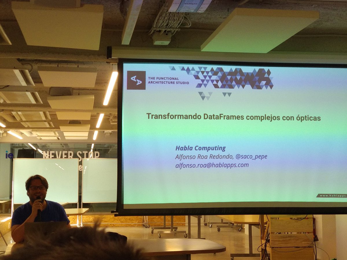 MadridScala's tweet photo. Empieza el meetup conjunto de Scala y #sparkMad con @saco_pepe ! https://t.co/tZq98fNM92